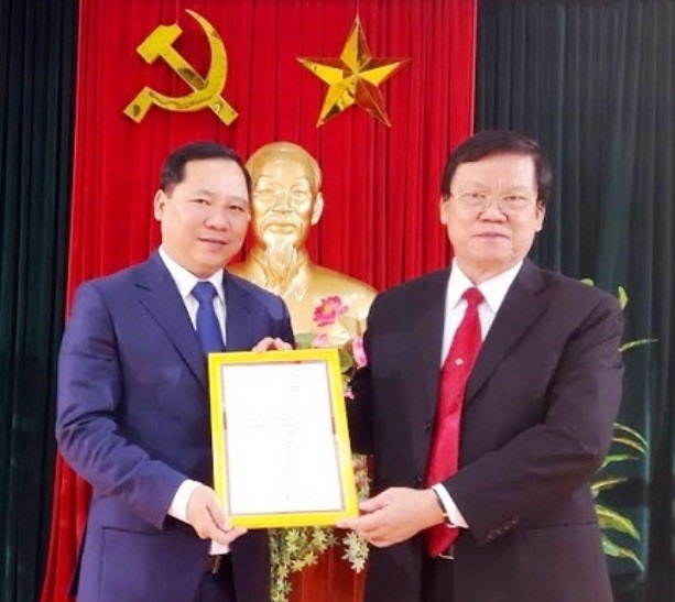 Bí thư Trung ương Đoàn Nguyễn Phi Long tham gia Ban Thường vụ Tỉnh ủy Bình Định - 1 Ông Nguyễn Phi Long (trái) nhận quyết định phân công nhiệm vụ mới tại tỉnh Bình Định.