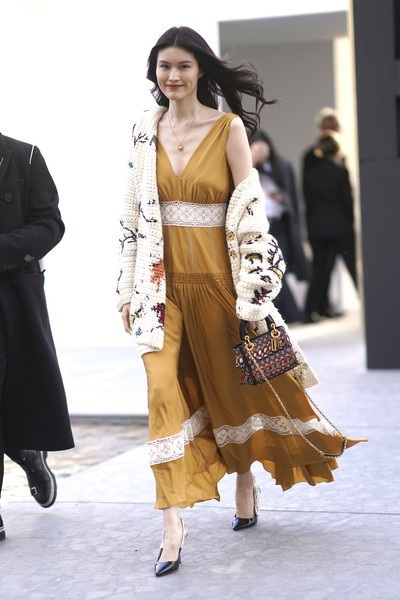 Người đẹp nhộn nhịp đi xem show diễn lớn - 1
Siêu mẫu Victorias Secret Sui He nổi bật khi đi xem show diễn của Dior tại Paris ngày 22/1 vừa qua