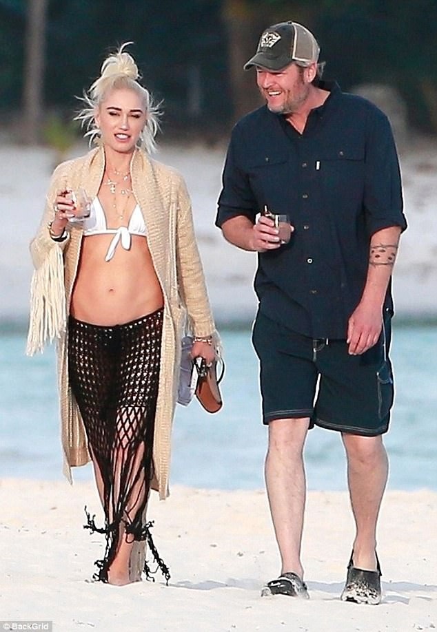 Cận kề ngũ tuần, Gwen Stefani vẫn đẹp ngỡ ngàng - 2
Ca sỹ 49 tuổi và bạn trai 42 tuổi trông rất đẹp đôi và hạnh phúc - họ vừa đi vừa trò chuyện vui vẻ