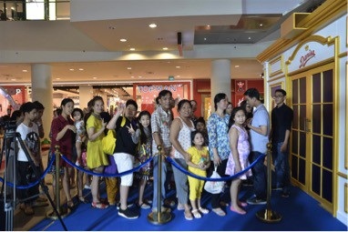 Khám phá món quà tri ân độc đáo tại "Lâu đài quà tặng Danisa" - 4 Hàng trăm lượt khách tham quan đăng ký và xếp hàng để được trải nghiệm tại bàn tiệc hoàng gia với công nghệ chiếu sáng 3D mapping độc đáo