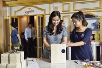 Khám phá món quà tri ân độc đáo tại "Lâu đài quà tặng Danisa" - 5 Tiếp tục với hành trình trải nghiệm độc đáo tại “Lâu đài quà tặng Danisa”, khách tham quan còn được giới thiệu bộ quà tặng “Danisa, Tết tri ân – Xuân ý nghĩa”và được hướng dẫn để tự tay lựa chọn và chuẩn bị những bộ quà tặng tri ân trang trọng với ba lựa chọn khác nhau như một cách “thay lời muốn nói”, gửi trọn lòng thành đến những người trân quý trong dịp Tết nguyên đán năm nay.