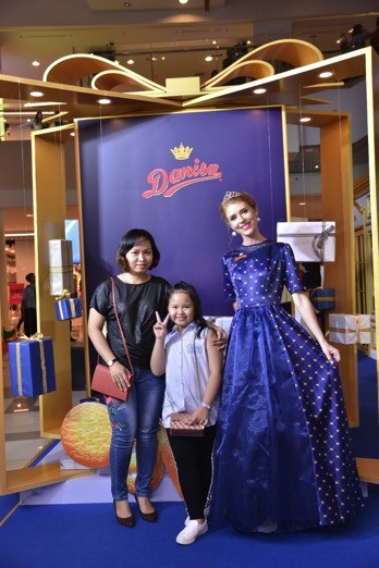 Khám phá món quà tri ân độc đáo tại "Lâu đài quà tặng Danisa" - 6 Khách tham quan chụp ảnh và trải nghiệm tại “Lâu đài quà tặng Danisa”