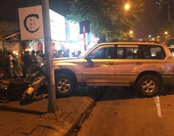Ô tô 7 chỗ đâm liên hoàn nhiều xe máy trên phố Hà Nội - 1 Chiếc xe ô tô 7 chỗ gây tai nạn khiến nhiều người bị thương phải nhập viện cấp cứu (Ảnh: CTV)