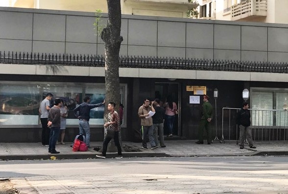 Mở thêm cửa tiếp nhận làm visa cho công dân Việt Nam đi xem trận chung kết U23 - 2 Chiều 24/01, có rất nhiều người dân đã có mặt tại Đại sứ quán Trung Quốc tại Hà Nội để đăng ký làm thẻ visa để sớm sang Trung Quốc cổ vũ cho đội tuyển U23 Việt Nam.