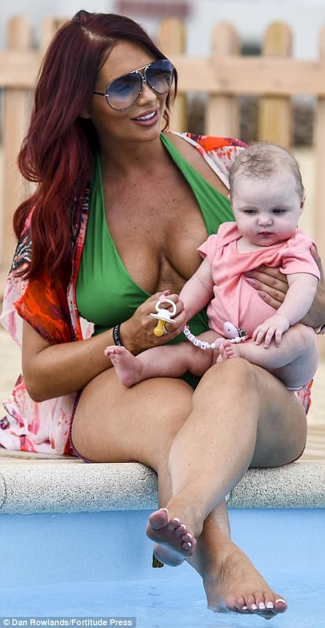 Amy Childs tự tin diện áo tắm sau 8 tháng sinh nở - 1
Amy Childs đưa con gái 8 tháng tuổi Polly đi nghỉ mát tại Cape Verde ngày 24/1 vừa qua