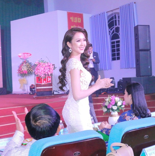 Hoa khôi Nam Bộ rạng rỡ làm giám khảo cuộc thi tài sắc ĐH Nam Cần Thơ - 1 Hoa khôi Nam Bộ 2017 Nguyễn Thị Hải Yến xuất hiện rạng rỡ tại cuộc thi Hoa khôi một trường Đại học vừa diễn ra tại TP Cần Thơ.