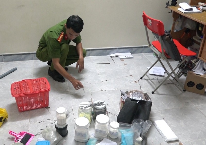 Tự chế pháo hoa, học sinh lớp 10 suýt gặp họa - 2 Cơ quan chức năng khám nghiệm hiện trường.
