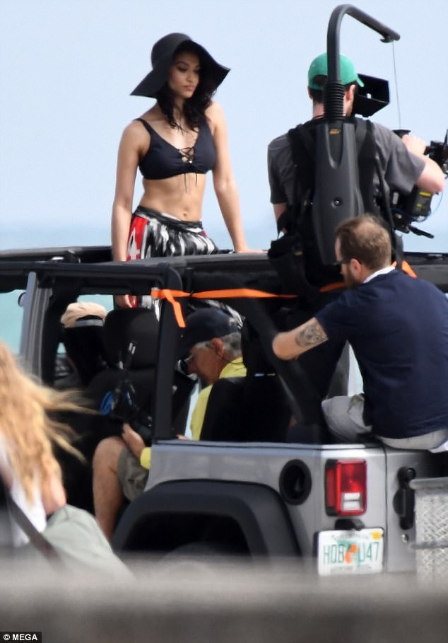 
Cô thay nhiều bộ trang phục gợi cảm khoe vóc dáng hoàn hảo
