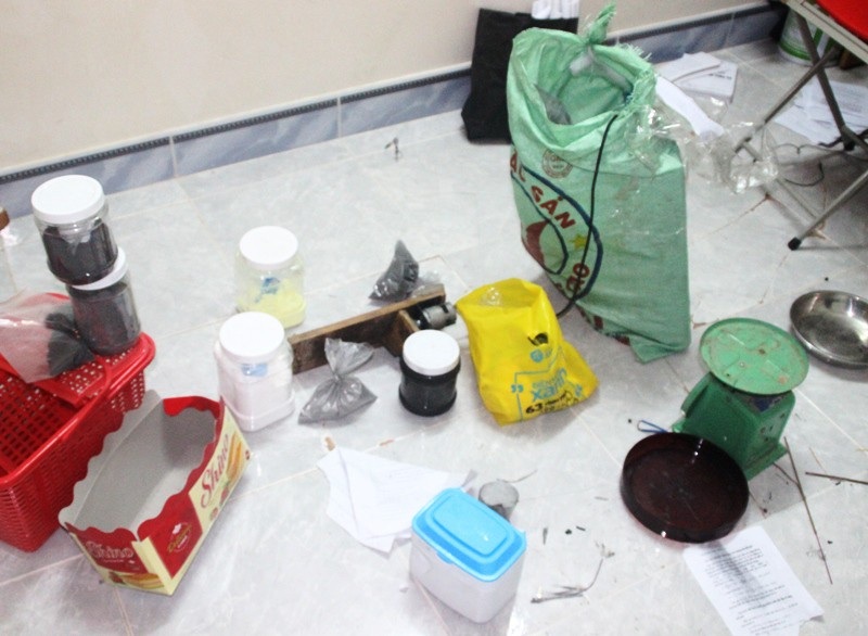 Tự chế pháo hoa, học sinh lớp 10 suýt gặp họa - 3 Các lọ hóa chất mà H. mua về để chế pháo hoa.