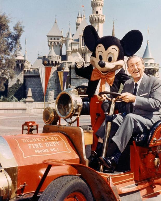 Disney tặng 1.000 USD cho 125.000 nhân viên - 2 Người sáng lập ra hãng phim hồi năm 1923 - ông Walt Disney (1901-1966)
