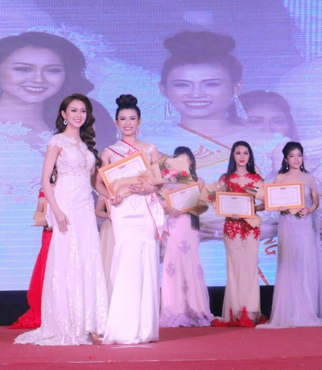 Hoa khôi Nam Bộ rạng rỡ làm giám khảo cuộc thi tài sắc ĐH Nam Cần Thơ - 7
Hoa khôi Hải Yến cùng trao giải cho một thí sinh tại cuộc thi.