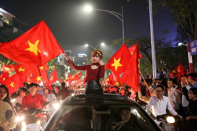 Hà Nội, TPHCM lắp hàng chục màn hình "khủng" chiếu trận chung kết U23 - 1
Người hâm mộ Hà Nội xuống đường sau khi U23 Việt Nam chiến thắng trong trận bán kết, thẳng tiến vào chung kết.