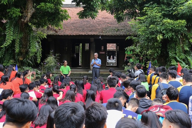 
Giáo viên – học sinh trường THPT Đào Duy Từ, Hà Nội tham gia học tập trải nghiệm tại nhà thờ cụ Nguyễn Khuyến
