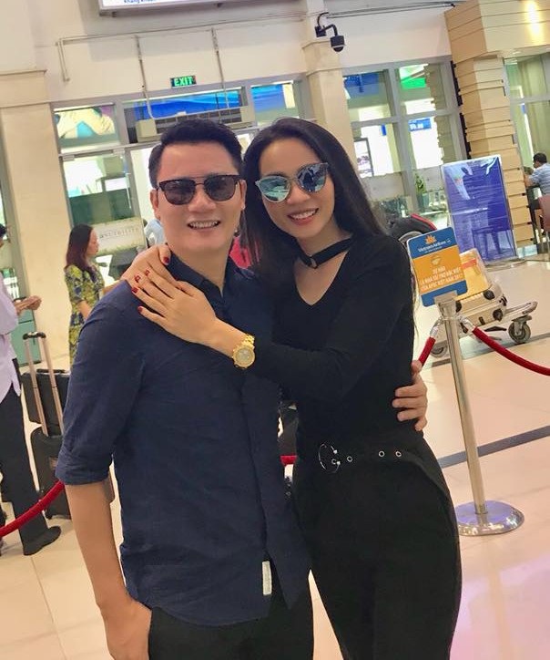 Các sao Việt nói gì trước ngày sang Trung Quốc cổ vũ cho U23 Việt Nam? - 1 Vợ chồng ca sĩ Hoàng Bách đã chuẩn bị lên đường sang Trung Quốc cổ vũ cho U23 Việt Nam.