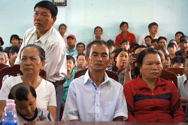 Không thể để "cán bộ cứ làm sai, Nhà nước cứ bồi thường" - 1 Ông Huỳnh Văn Nén (ngồi giữa) được bồi thường 10 tỷ đồng cho hơn 17 năm ngồi tù oan (Ảnh: Trúc Hà).