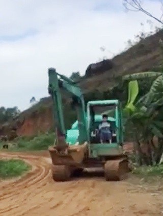 Cậu bé 5 tuổi điều khiển xe múc chạy