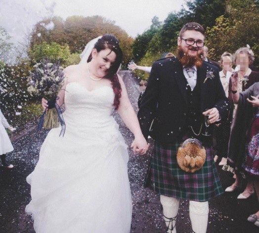 Cô dâu cười hạnh phúc là thế nhưng chỉ 13 ngày sau đã vội vã ly hôn