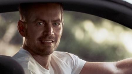 Thất vọng khi các “sao” lạm dụng thế thân - 2 Phần phim “Fast 7” chỉ mới quay được phân nửa khi Paul Walker qua đời trong một vụ tai nạn thảm khốc. Do đó, nhà sản xuất đã buộc phải nhờ anh em trai của Paul Walker làm người đóng thế và sử dụng công nghệ kĩ thuật số để đồng bộ lại gương mặt nam tài tử quá cố. Nhờ sự dụng công cẩn thận này mà phần phim “Fast 7”, như một lời chào tạm biệt Paul Walker, đã thu về hơn 1,5 tỉ đô la Mỹ trên toàn cầu.