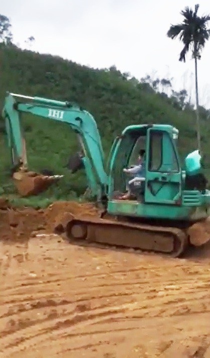 
Điều khiển cần múc đất.
