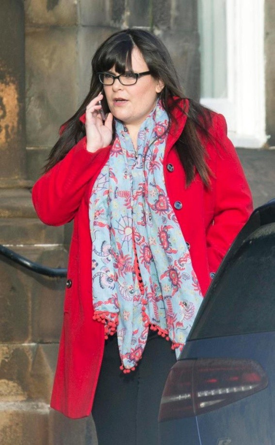 Lisa đau đớn chia tay khi nhận ra mình đã yêu nhầm kẻ phạm tội ấu dâm