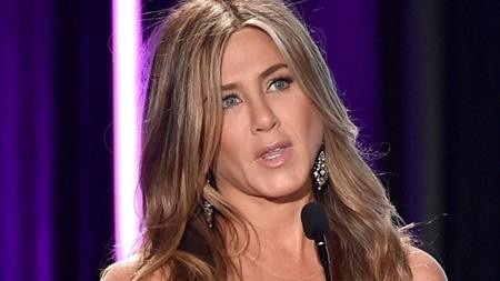Thất vọng khi các “sao” lạm dụng thế thân - 4 Vai Rachel trong “Friends” đã đem lại danh tiếng cho Jennifer Aniston. Tuy nhiên, trong phần phim thứ 9, đã có một tập phim mà nhân vật Rachel không phải do Jennifer Aniston thể hiện. Chẳng rõ vì lí do gì mà nhà sản xuất đã phải dùng đến thế thân trong cảnh quay này và khiến cho nhiều khán giả phải bối rối.