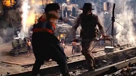 Thất vọng khi các “sao” lạm dụng thế thân - 5 Harrison Ford đã dính chấn thương lưng nghiêm trọng trên phim trường của “Indiana Jones and the Temple of Doom”. Rất may là đạo diễn Steven Spielberg đã chuẩn bị sẵn diễn viên đóng thế Vic Armstrong cho Harrison Ford. Và cảnh chiến đấu quan trọng giữa nhân vật chính với đám chiến binh Thuggee trên phim thực chất cũng cho Vic Armstrong thực hiện.