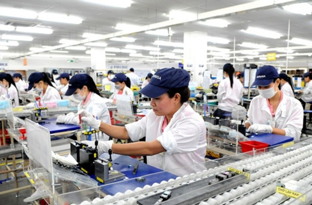 Các chuyên gia kinh tế cảnh báo hệ luỵ của các chính sách sai lệch từ BOT hay nền kinh tế gia công thấp, xuất khẩu hộ đe doạ sự phát triển bền vững của Việt Nam.
