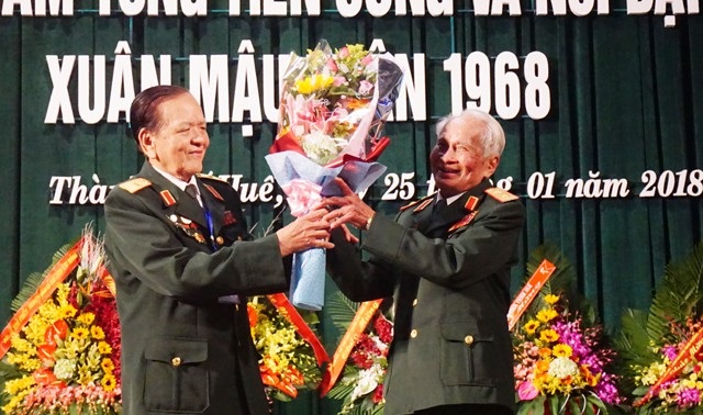 Mít tinh trọng thể kỉ niệm 50 năm tổng tiến công nổi dậy Xuân Mậu Thân - 5 Thiếu tướng Võ Chót - Trưởng ban liên lạc cựu chiến binh B4, B5 tặng hoa Trung tướng Nguyễn Quốc Thước tại buổi mít tinh