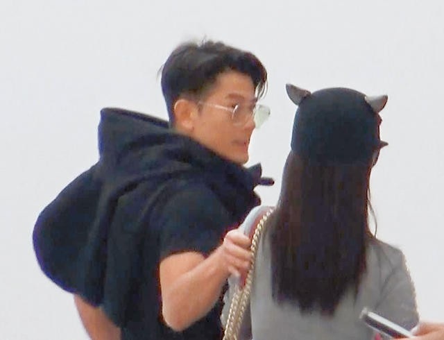 Quách Phú Thành cưng chiều vợ trẻ hết mực - 11
Thiên vương Hồng Kong vẫn rất phong độ và điển trai.