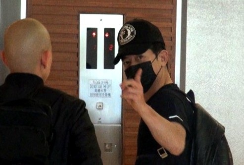 Quách Phú Thành cưng chiều vợ trẻ hết mực - 8
Quách Phú Thành đợi vợ 3 tiếng đồng hồ làm tóc.