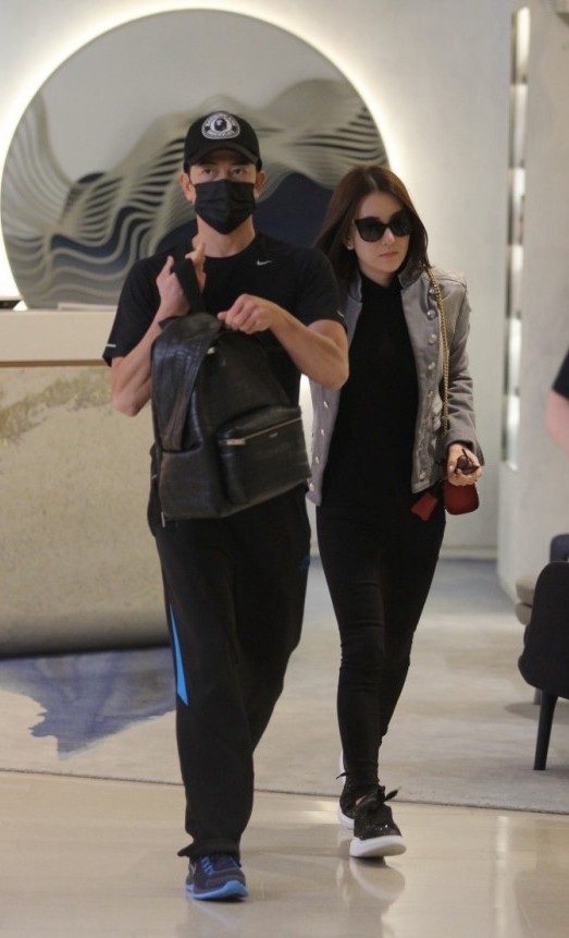 Quách Phú Thành cưng chiều vợ trẻ hết mực - 5
Sau khi kết hôn, Phương Viện không còn làm việc. Cô dành thời gian chăm sóc gia đình và tận hưởng cuộc sống. Được chồng cưng chiều, Phương Viện sở hữu nhiều món đồ hiệu đắt tiền.