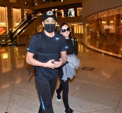 Quách Phú Thành cưng chiều vợ trẻ hết mực - 4
Vợ trẻ của thiên vương Hồng Kong vốn là một người mẫu của Trung Quốc. Cô không hề nổi tiếng trước khi trở thành bà xã của Quách Phú Thành.