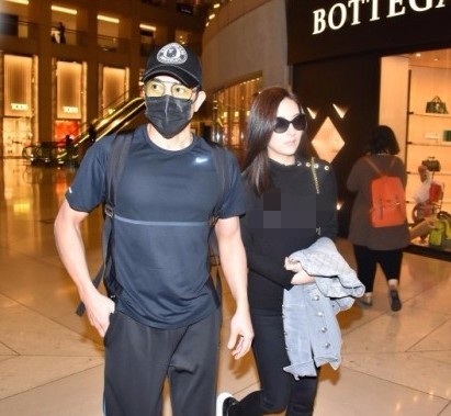 Quách Phú Thành cưng chiều vợ trẻ hết mực - 3
Mới đây, Quách Phú Thành đã dành 16 tiếng đồng hồ để đưa vợ đi làm tóc và chọn mua giày dép.