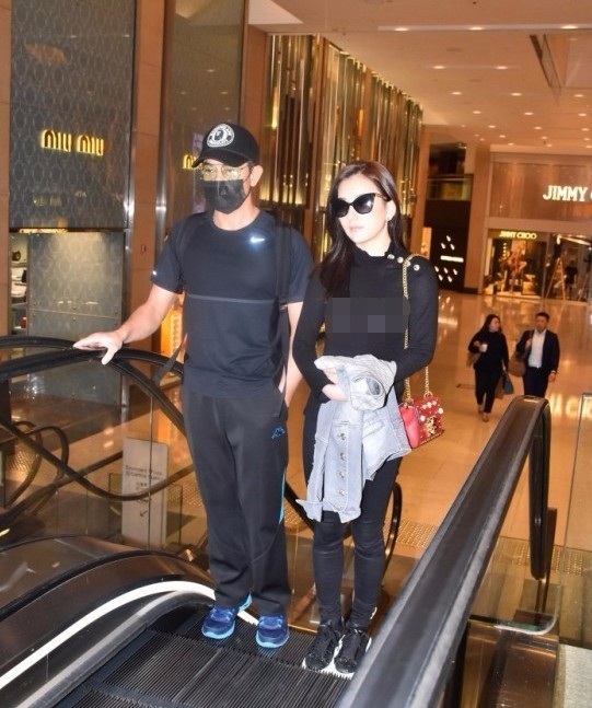 Quách Phú Thành cưng chiều vợ trẻ hết mực - 2
Quách Phú Thành nổi tiếng cưng chiều vợ. Bạn bè anh cho hay, ngoài lúc bận rộn với công việc, phần lớn thời gian anh dành cho vợ và con trai. Quách Phú Thành thường đích thân đưa vợ đi làm đẹp hoặc mua sắm.