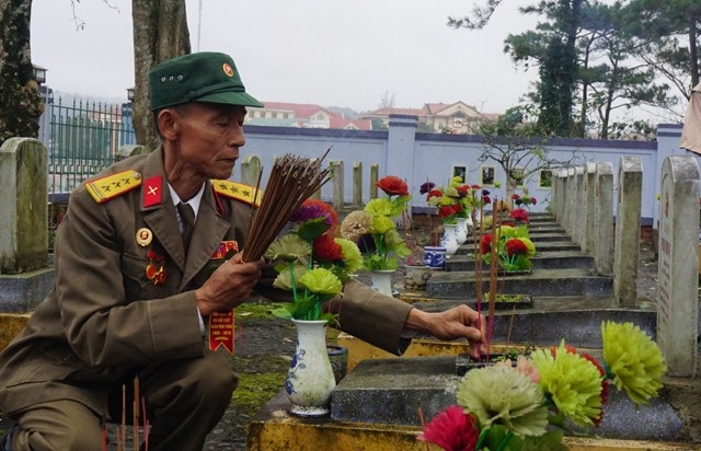 Mít tinh trọng thể kỉ niệm 50 năm tổng tiến công nổi dậy Xuân Mậu Thân - 6 Một cựu chiến binh thắp hương tưởng nhớ đồng đội đang an nghỉ tại Nghĩa trang Đường 9 (Quảng Trị)