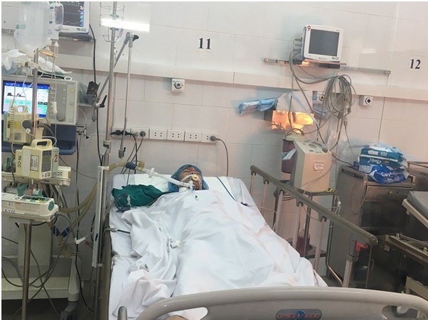 Đang mắc ung thư, bé gái 14 tuổi thêm nguy kịch vì thủy đậu “tấn công” - 1 Bệnh nhi bị bội nhiễm viêm phổi, nhiễm khuẩn huyết do biến chứng của thủy đậu.