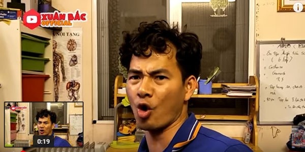 “Chết cười” với màn dự đoán tỉ số chung kết AFC của bố con Xuân Bắc - 1 Trong vai trò MC, Xuân Bắc tự bóp méo giọng nói của mình để gây cười cho khán giả.