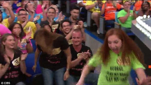 Khoảnh khắc người chơi Sona chạy lên sân khấu sau khi vượt qua vòng đoán giá đầu tiên.