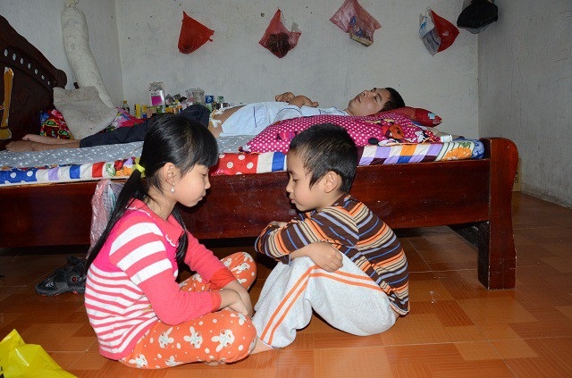 Nghiệt ngã số phận của chàng kỹ sư nông nghiệp sau hơn 2 năm gặp nạn - 12 Là trụ cột gia đình, giờ đây nằm liệt giường. Một tương lai u ám đang chờ đón gia đình bất hạnh này!?