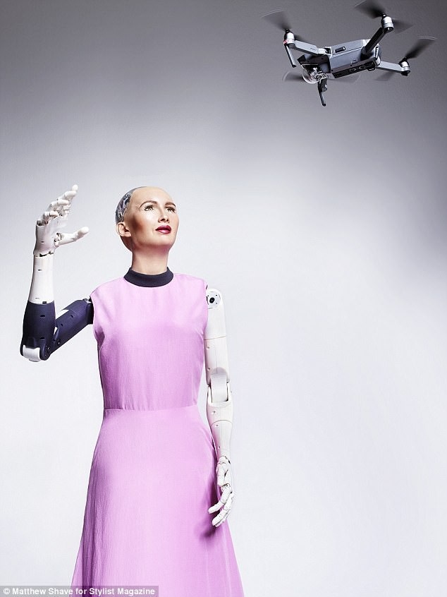 Tranh cãi việc để robot trở thành ngôi sao thời trang - 8 Sophia có thể trò chuyện, mỉm cười và thậm chí biết cách nói đùa.