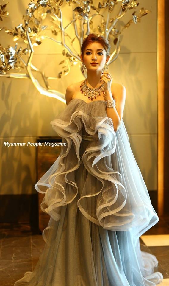 Huyền My ở Myanmar mà tâm trí luôn hướng về U23 Việt Nam - 7 Sau cú sút của Văn Thanh, Huyền My đã vỡ òa trong hạnh phúc và sung sướng. Cô đã không ngăn được nước mắt vì cuối cùng giấc mơ của U23 Việt Nam và triệu triệu trái tim yêu bóng đá Việt đã trở thành hiện thực.