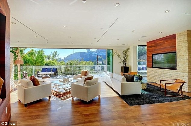 
Ngài Hugh Hefner qua đời vào cuối tháng 9 năm ngoái và giờ đây Crystal quyết định rao bán ngôi nhà sang trọng này với giá 7,2 triệu USD
