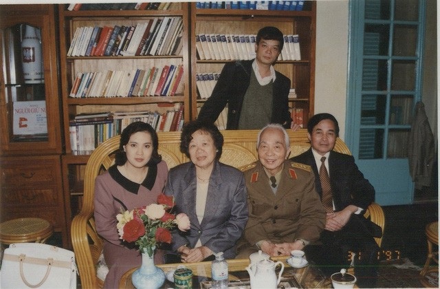 Nữ doanh nhân tâm huyết với các hoạt động nhân ái - 1
Ông Nguyễn Gia Thảo, nguyên chủ tịch Hiệp hội Da Giầy Túi xách Việt Nam và cô Nguyễn Kim Thuý - Tổng giám đốc tập đoàn Đỉnh Vàng tới thăm Đại tướng Võ Nguyên Giáp năm 1997