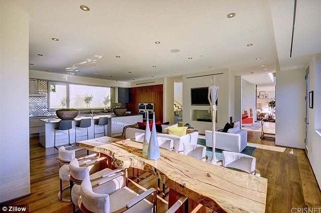 
Ngôi nhà được xây vào năm 2011 với 4 phòng ngủ, 5 phòng tắm
