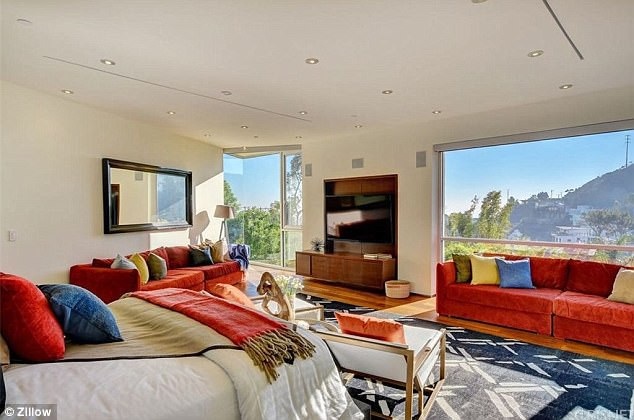 
Crystal Hefner ở bên ông trùm Playboy từ năm 2009 và sau khi chồng qua đời, cô được chồng để lại biệt thự và khoản thừa kế 5 triệu USD
