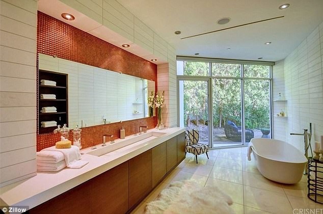 
Crystal Hefner rất kín tiếng từ sau cái chết của người chồng nổi tiếng
