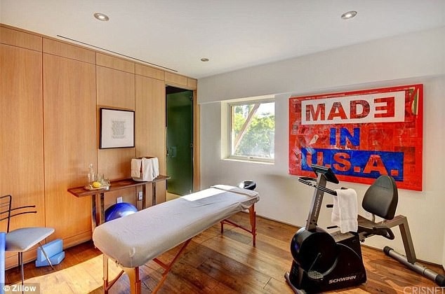 
Dù sống cuộc sống xa hoa bên người chồng nổi tiếng nhưng Crystal Hefner nhận mình là người đơn giản, thực tế, khi ở nhà không bao giờ trang điểm
