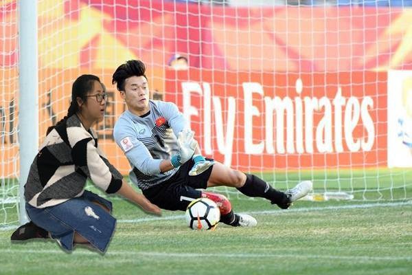 Cười nghiêng ngả "ảnh cưới photoshop" của nữ CĐV với thủ môn Bùi Tiến Dũng - 4
Có cần em bắt phụ một tay không?