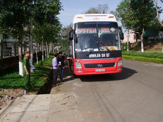 Hành khách hoảng sợ vì xe khách bị ném đá, xịt hơi cay - 1 Chiếc xe khách bị 5 người lại mặt tấn công
