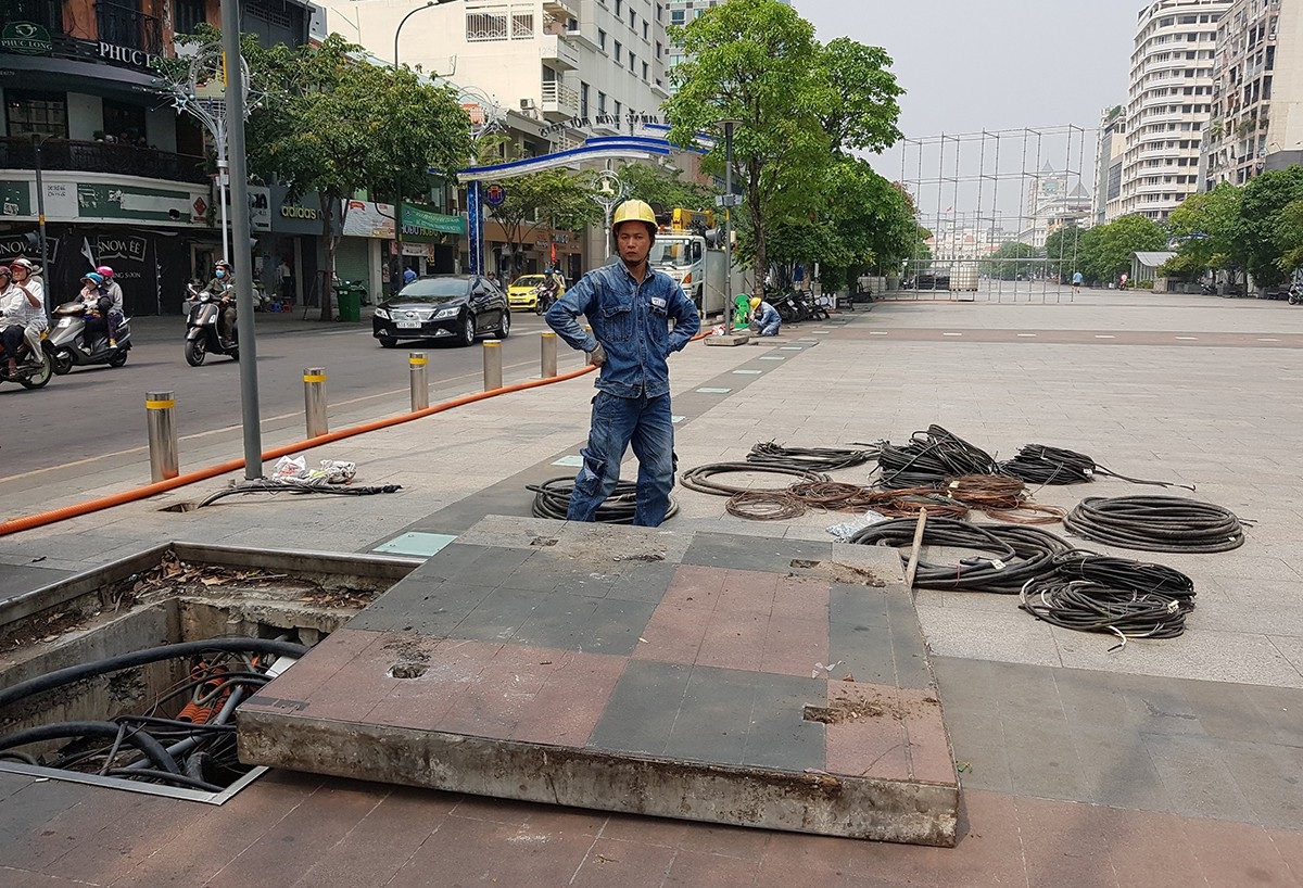 TPHCM gấp rút lắp đặt màn hình LED cỡ lớn phục vụ chung kết U23 châu Á - 8 TPHCM gấp rút lắp đặt màn hình LED cỡ lớn phục vụ chung kết U23 châu Á - 8